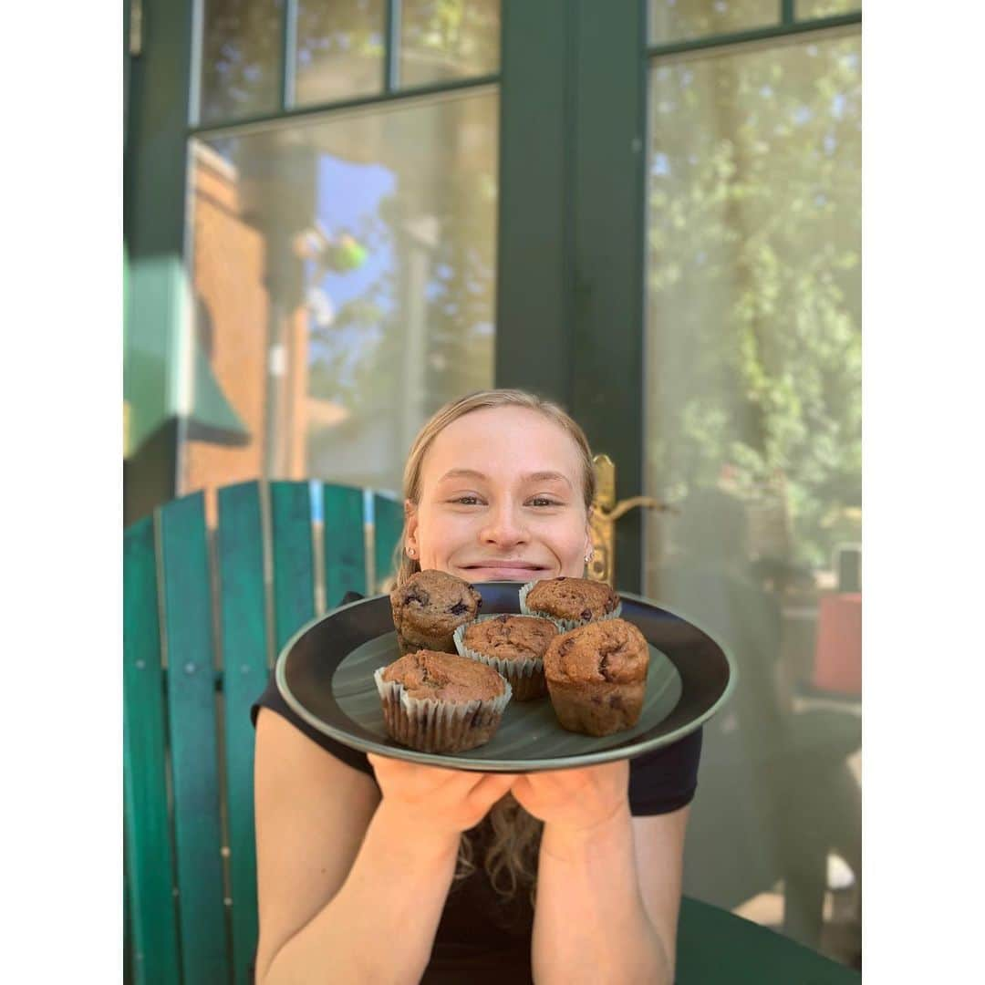 エリー・ブラックさんのインスタグラム写真 - (エリー・ブラックInstagram)「Baked some healthy snacks for the hurricane this weekend! Who else is prepared? Hoping you all prepare, stay safe and and dry!  #hurricanedorian #eatingwithellie ✨ Ingredients: ✨ - 1/2 cup olive oil/ coconut oil - 1/4 cup honey - 2 eggs - 2 ripened mashed bananas - 1/2 cup Greek yogurt or sour cream - 1 teaspoon vanilla extract - 1/4 teaspoon ground cinnamon - pinch ground nutmeg - 1 teaspoon baking powder - 1 teaspoon baking soda - 1/2 teaspoon salt - Half cup of whole wheat flour pastry flour is best - 1 cup old fashioned oats - 1.5 cups fresh blueberries or other berry, see notes about using frozen -  Turbinado sugar if desired, for topping muffins ✨ ✨ Ingredients: ✨ 1) Add olive oil (1/2 cup) and honey (1/4 cup) to large mixing bowl.  2) Cream together with a mixer on high speed. 3) Add eggs (2) and Greek yogurt (1/2 cup). Mix together until very well combined. 4) Add the 2 mashed bananas, vanilla (1 teaspoon), cinnamon (1 teaspoon), pinch of nutmeg, baking powder (1 teaspoon), baking soda (1 teaspoon), and salt (1/2 teaspoon). 5) Mix until well combined. 6) Add flour and oats- stir until just combined. 7) Fold berries (1.5 cups) in to mixture. 8) Line a 12-cup muffin pan with liners; fill each cup evenly with mixture.  9) Sprinkle the tops of each muffin with turbinado sugar (optional). 10) Bake at 375 degrees F for 20-25 minutes, or until toothpick inserted into center comes out clean.」9月7日 4時36分 - ellieblack_