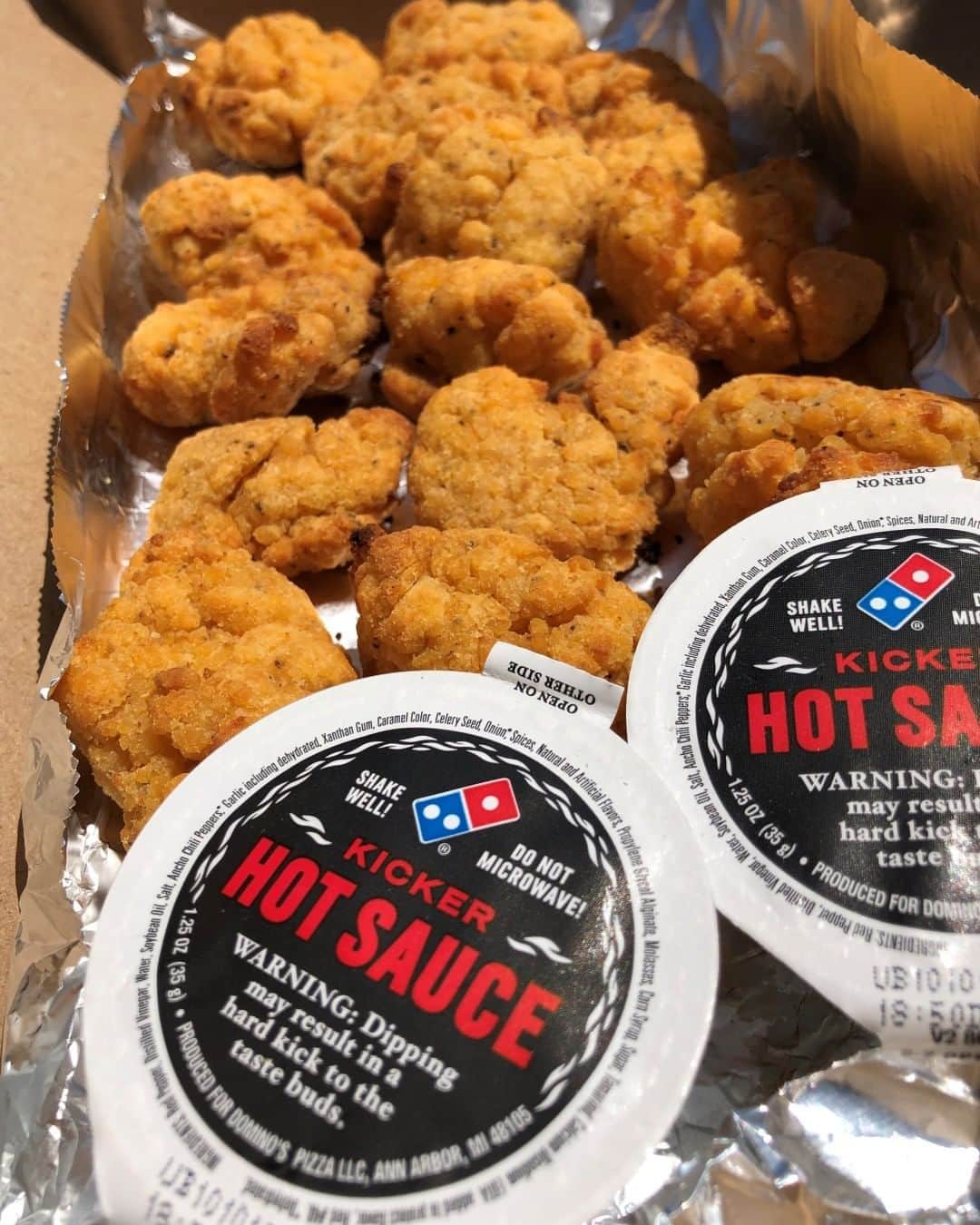 Domino's Pizzaさんのインスタグラム写真 - (Domino's PizzaInstagram)「Drop a 🔥🔥🔥 in the comments if you’re ready to turn up the heat. • • • • #chicken #hotsauce #hotsaucelover #spicy #sauce #foodie #dominos #dominospizza #fridaymood #weekend #weekendplans #friday」9月7日 4時45分 - dominos