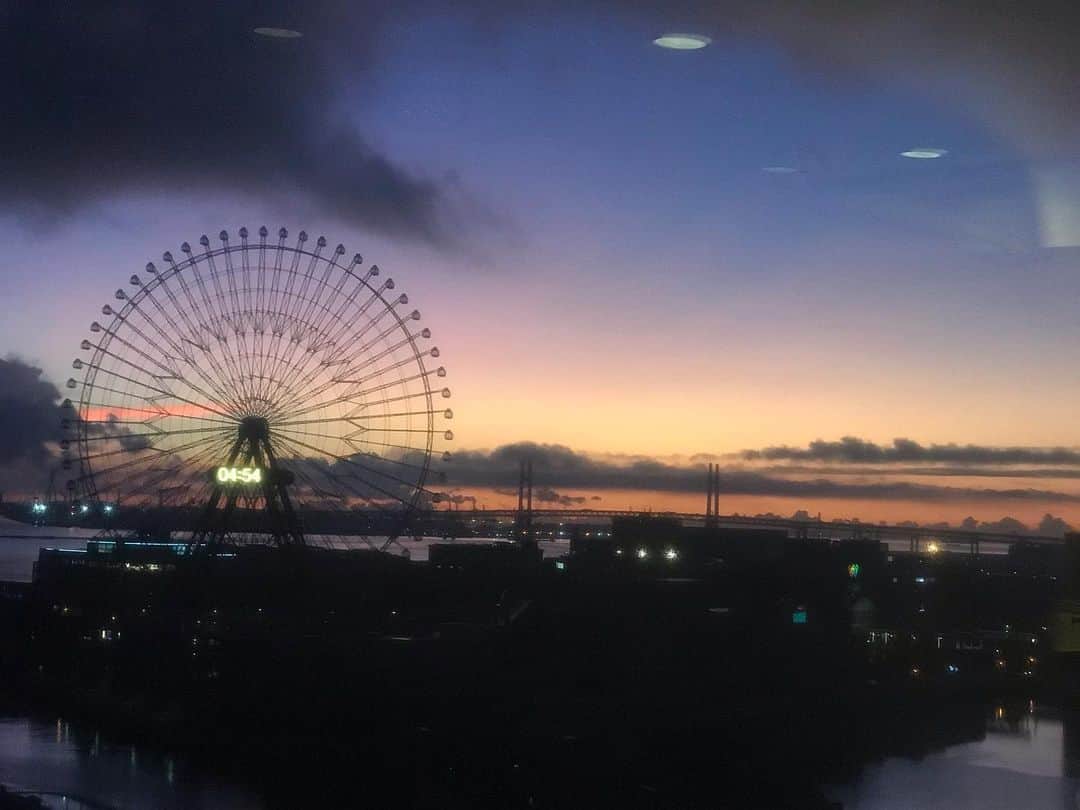 井手大介のインスタグラム：「おはようございます。#theburn847 #fmyokohama #朝焼け」