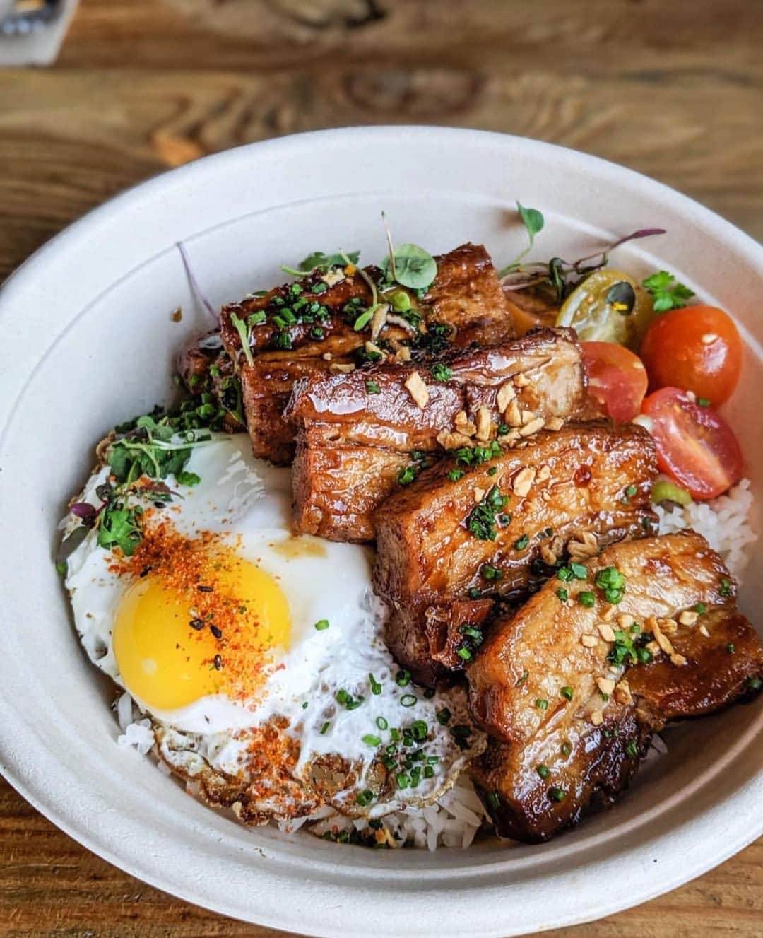 Eater LAさんのインスタグラム写真 - (Eater LAInstagram)「Pork belly adobo with twice cooked pork belly, adobo glaze, fried egg, and jasmine rice. 📸: Eater LA editor @mattatouille. Hashtag #eaterla on your best photos for a chance to be featured.」9月7日 4時55分 - eater_la