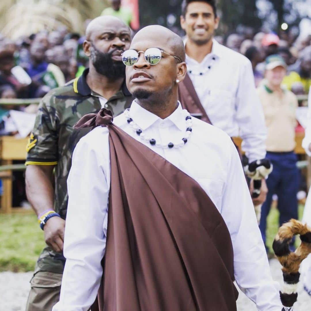 NE-YOさんのインスタグラム写真 - (NE-YOInstagram)「Had a great time at the #kwitaizina19 celebration in Rwanda!  I named my baby gorilla “Biracyaza”which means “great things to come.” And my traditional garb was EXTRA FLY.  I felt regal as f*ck!! 🦍🦍🦍 #NoCapLiterally」9月7日 4時50分 - neyo