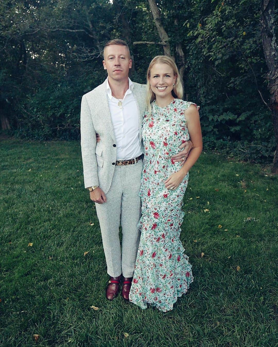 マックルモアーのインスタグラム：「Tired of seeing pictures of other peoples kids before their first day of school?  Me too.  Here’s a pic of me and my wife at a wedding.  If you swipe you’ll see a pic of me pushing my kid on a swing.  But I didn’t post it because my kid is in the picture, I posted it because of my wrist action is fire. 📷: @afnordy」