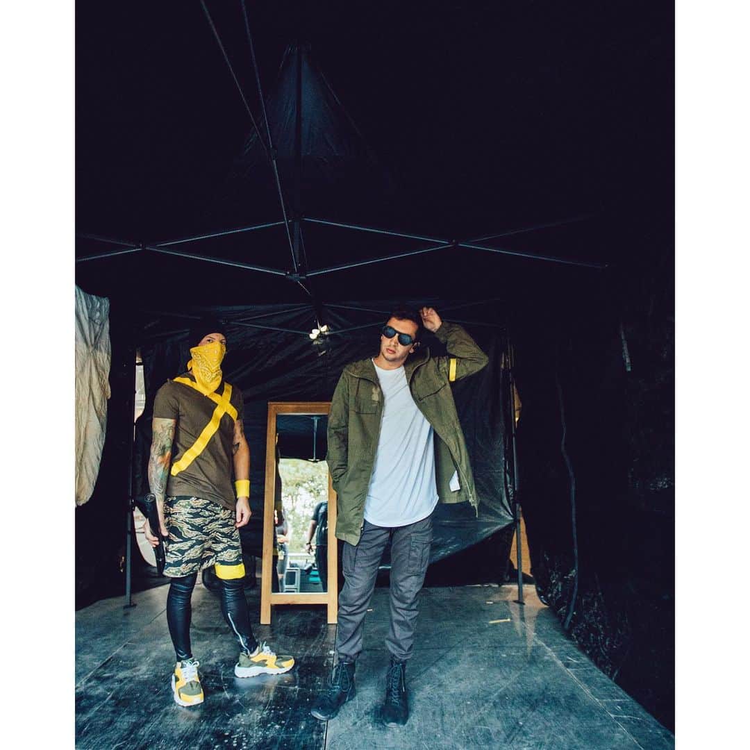 トゥエンティ・ワン・パイロッツのインスタグラム：「our moms want to know what we’ve been up to so there’s a link in our story to a folder of some other photos.」