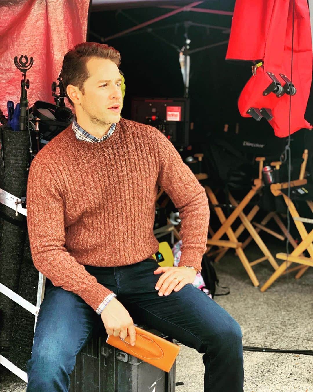 ジョシュア・ダラスのインスタグラム：「@nbcmanifest Season 2! #bts #manifest #everythinghaschanged」