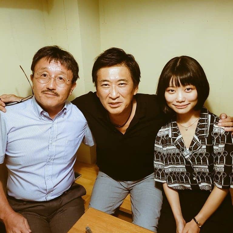 藤岡幸夫のインスタグラム：「新地の夜…昔のボクだったらクラブで「さっちー久しぶり！」と笑顔で隣に座る彼女に「キミに酔いに来ちゃったぜべいべー」と軽くアホになれてたのに…それが今ではあーた、僕を兄貴と呼ぶ考古学者のオッサンと朝日新聞の若い女子記者とイタリアン…真面目なメンツだが…知的アホな会話が楽しく笑いっぱなしの夜でした😊😊 僕を兄貴と呼ぶ考古学者の吉村和昭さんは(弟分には見えないが…)僕の各地の演奏会で学会を開くようにスケジュールしてくれて、東京や九州にも追っかけてくれる。朝日新聞の田中ゑれ奈さんは阪大卒で阪大オケで僕がシベリウスプログラムを指揮したときトロンボーンを吹いた。現在彼氏がいないそうなので、「待ってちゃダメ‼️お気に入り男子を見つけたらとにかく押し倒せ❤️」と指導。楽しい夜でした。お店もワインが美味しいイタリアンのビストロ《Borracho》。小さいお店だけど最高👍」