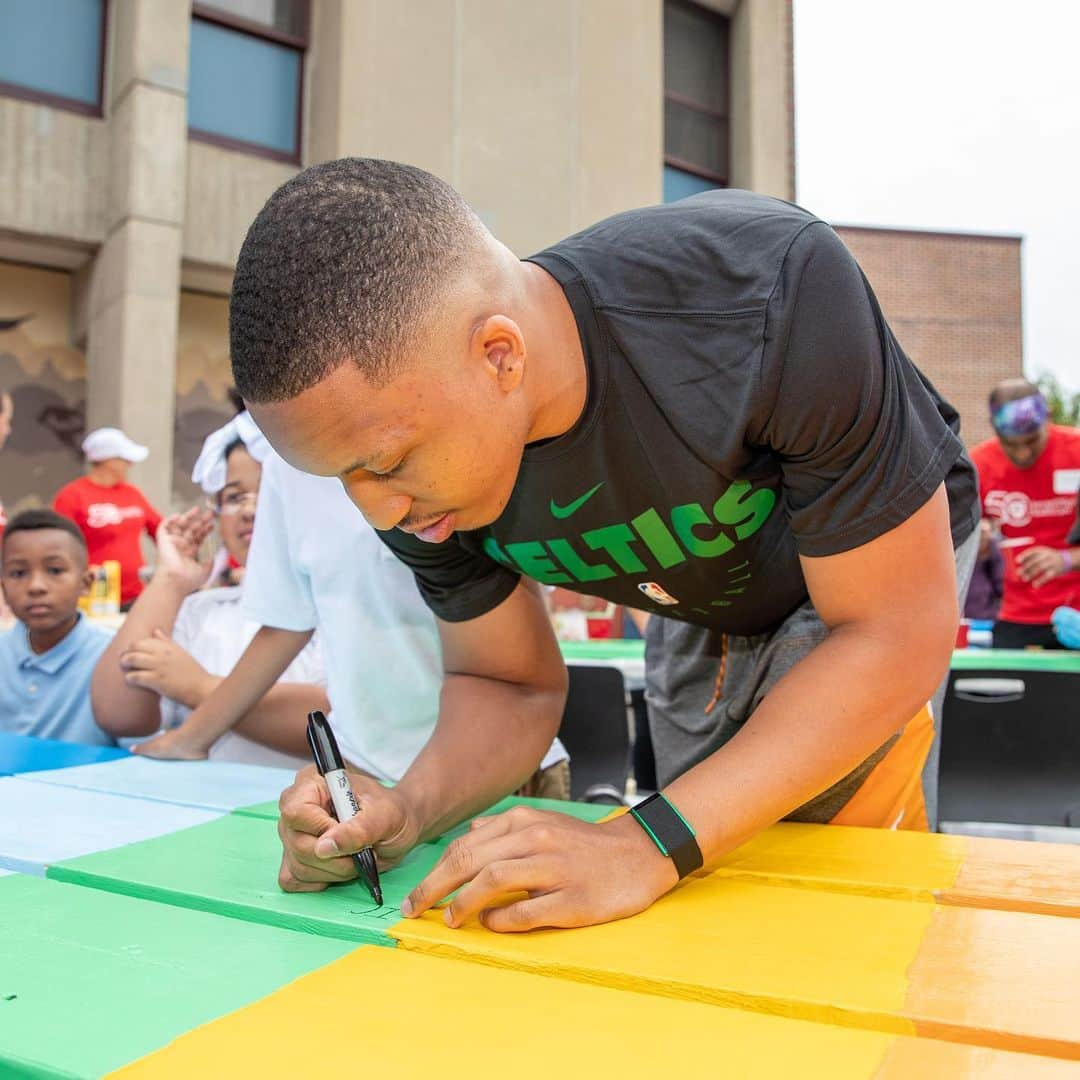 ボストン・セルティックスさんのインスタグラム写真 - (ボストン・セルティックスInstagram)「Grant Williams got in on the action today, as he joined the #Celtics and Harvard Pilgrim Health Care staff at Trotter Elementary School in Boston during their 12th annual Day of Service. ☘️ #CelticsAssist」9月7日 5時17分 - celtics