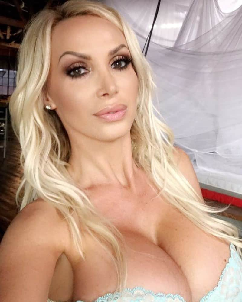 ニッキー・ベンツさんのインスタグラム写真 - (ニッキー・ベンツInstagram)「Happy Friday!! 🥳」9月7日 5時34分 - nikkibenz