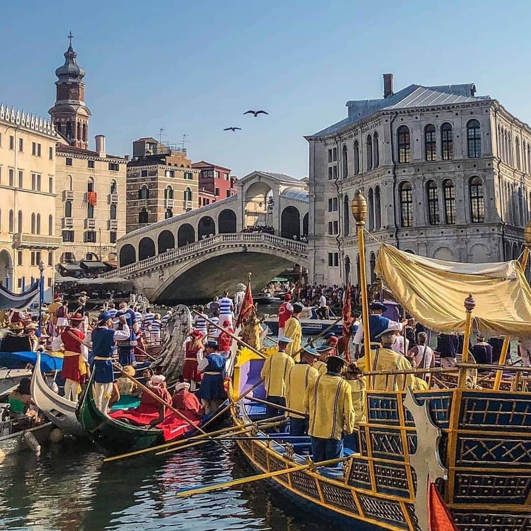 のインスタグラム：「Historical regatta these days at Venezia Great Chanel with this photo by @ernestorussoph at @igersvenezia 😍📷🙌💕 #weareigersit #igersVenezia #igers」