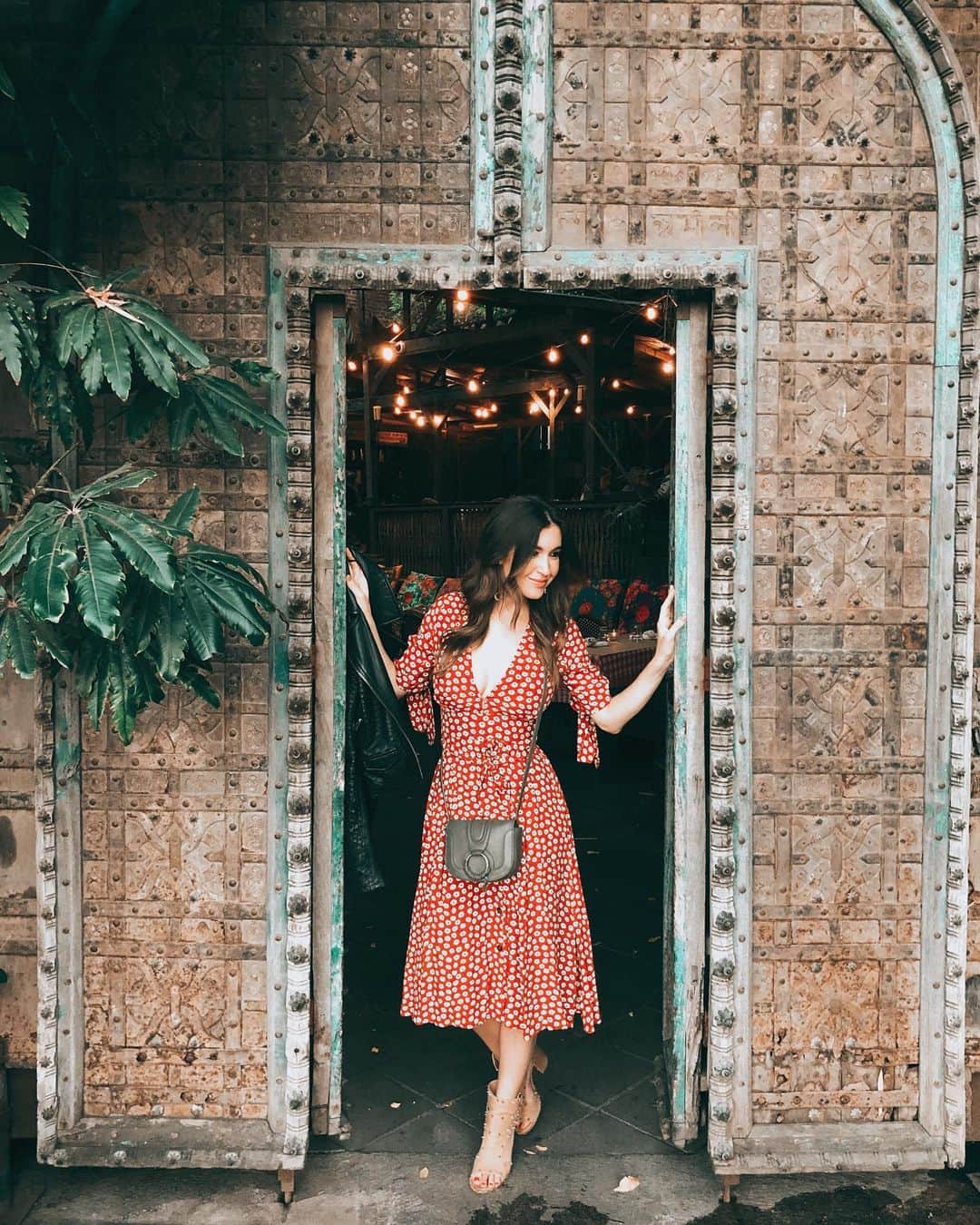 ケイト・ボイージェルのインスタグラム：「heading into the weekend like.. 💃🏻 happy friiiiiday! can’t get over all the gorgeous decor at @cliffsedgela 😍」