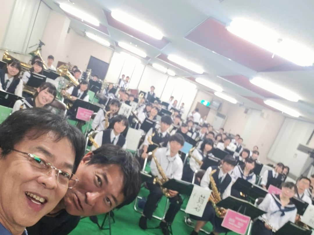 藤岡幸夫のインスタグラム：「本日９/７(土)のエンターザミュージック(BSテレ東 毎週土曜23:30～)はサックス須川展也との人気シリーズ吹奏楽訪問！で富山県 県立高岡工芸高校&県立高岡高校で５年ぶりに「宝島」‼️生徒さんの素晴らしいサックスソロと須川さんのコラボ必見‼️その他ハプニング連続‼️詳細は番組ホームページで‼️」