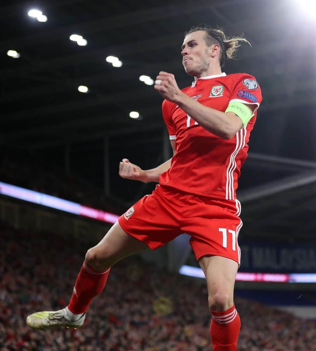 ガレス・ベイルさんのインスタグラム写真 - (ガレス・ベイルInstagram)「‪Huge result and a vital three points! Focus now turns to Monday! Support was unreal as always! 🐉🔴 #TheRedWall @fawales」9月7日 5時51分 - garethbale11