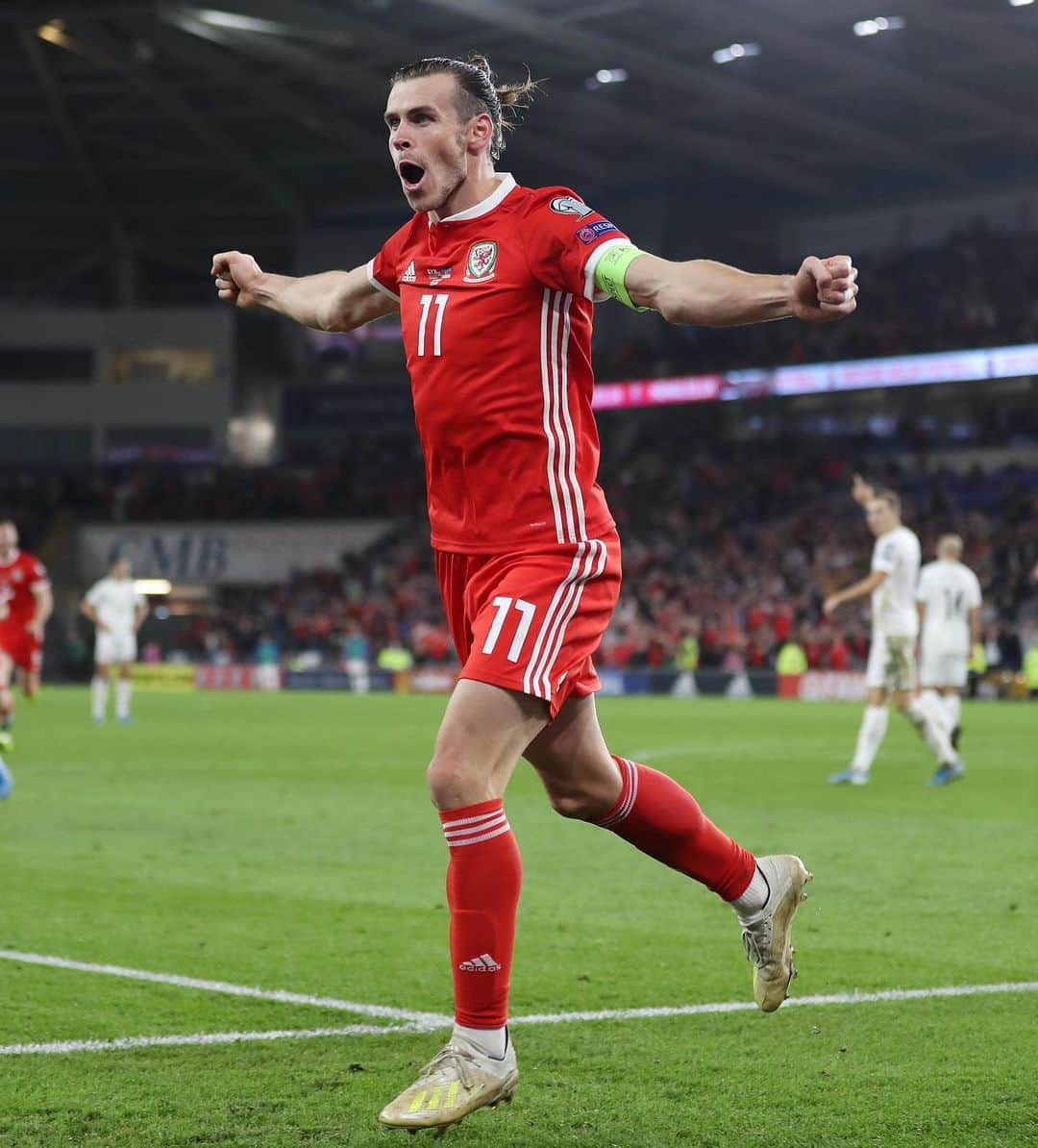 ガレス・ベイルさんのインスタグラム写真 - (ガレス・ベイルInstagram)「‪Huge result and a vital three points! Focus now turns to Monday! Support was unreal as always! 🐉🔴 #TheRedWall @fawales」9月7日 5時51分 - garethbale11