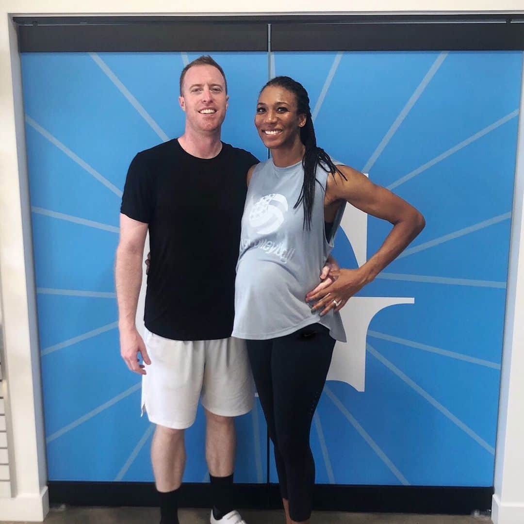 のインスタグラム：「Birthday spin!🎉🎈🚴🏻‍♂️🚴🏾‍♀️💦 . . . . . #birthdayboy #birthday #spinclass #prenatalworkout #fitpregnancy #pregnantathlete #gritcycle #volleyball #adidas #adidasvolleyball」