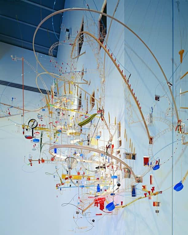 テート・ギャラリーさんのインスタグラム写真 - (テート・ギャラリーInstagram)「Who's seen Sarah Sze's 'Seamless' at Tate Modern?  The title of Sze's sculpture refers to the way it sweeps across the room in a way that appears seamless. Expanding into doorways, corners and even the space behind the walls, it draws attention to the architecture of the gallery. Sze describes the sculpture as a 'tool for understanding space and time' as all the tools she used to make the work have become part of the work itself.  Explore the sculptural installation on level four of Tate Modern — free!」9月7日 6時00分 - tate