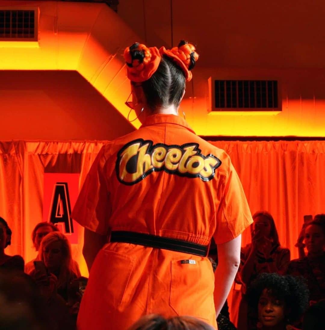 VICEさんのインスタグラム写真 - (VICEInstagram)「🔥 "I left the first ever Cheetos fashion show covered in orange glitter, wearing bright red flame eyeshadow, and carrying a bag full of Flamin' Hots, looking vaguely like a Guy Fieri flame shirt personified." 🔥 ⁠ ⁠ See more photos inside the dazzling, incredibly orange Cheetos fashion show at the link in bio. 📸: @buttina」9月7日 6時00分 - vice