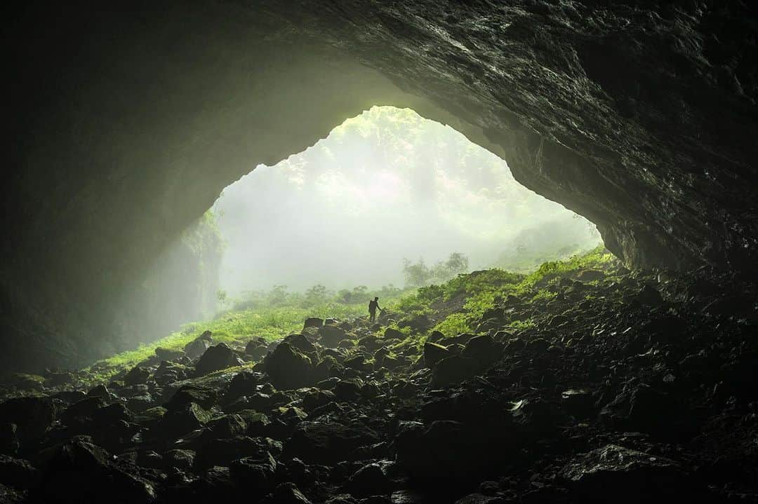 National Geographic Creativeさんのインスタグラム写真 - (National Geographic CreativeInstagram)「Photo by @carstenpeter | A caver descends to Baidong Tiankeng in Guangxi, China. #Cave #Exploration #China」9月7日 6時09分 - natgeointhefield