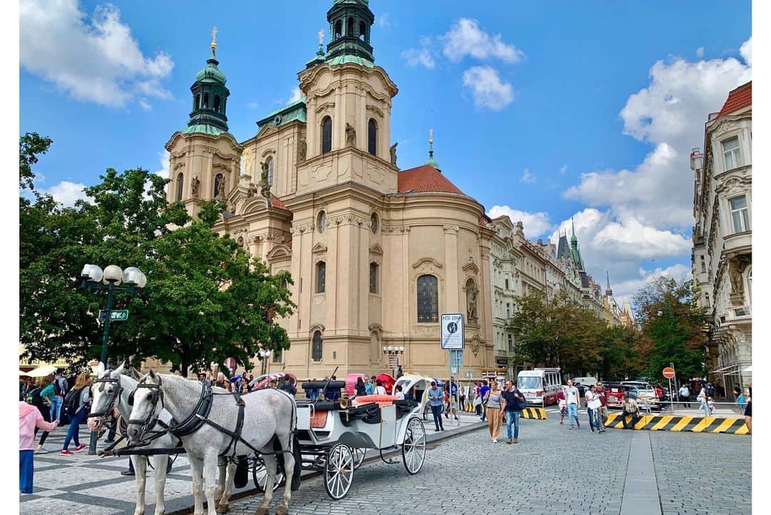 かなさんのインスタグラム写真 - (かなInstagram)「ベネチア🇮🇹からプラハ🇨🇿へ #Praha #Prague #プラハ #チェコ #赤い屋根 #絵本の世界 #可愛い街並み #散歩するだけで楽しい #プラハ城 #カレル橋 #聖ヴィート大聖堂 #美しい建造物 #旧市街 #レッサー地区 #世界遺産 #石畳の小路 #ヨーロッパ旅行 #ヨーロッパ #プラハ旅行 #luxurytravel #mytrip #錬金術師 #チェコ旅行」9月7日 11時45分 - kanapi24