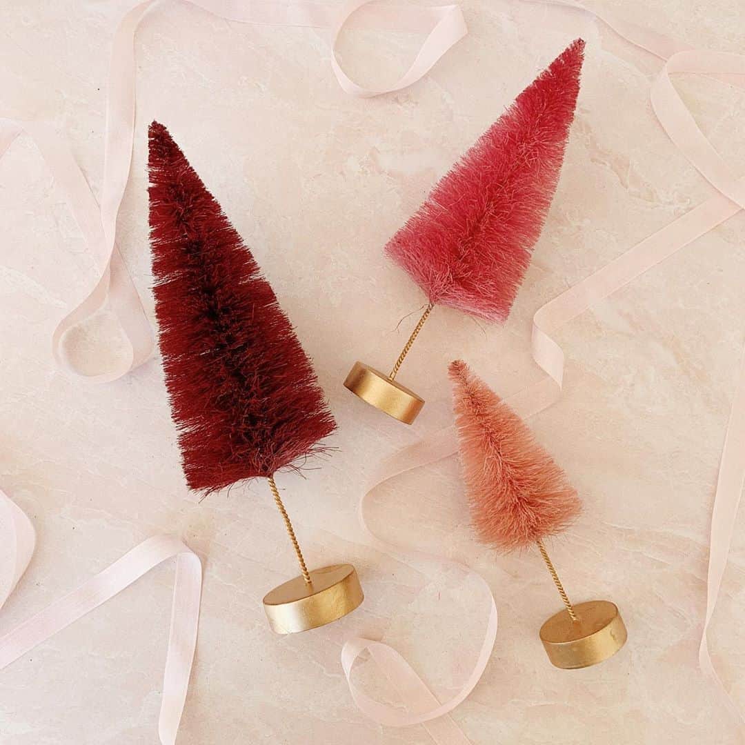 ローレン・コンラッドのインスタグラム：「It’s 83 degrees outside and we are shooting @lclaurenconrad holiday decor. Normal.🌲🌲🌲」