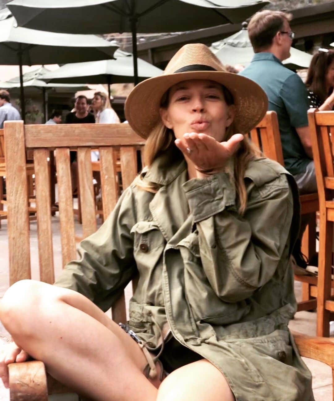 ジェリー・ライアンのインスタグラム：「Kissing this week goodbye... #comeonweekend」