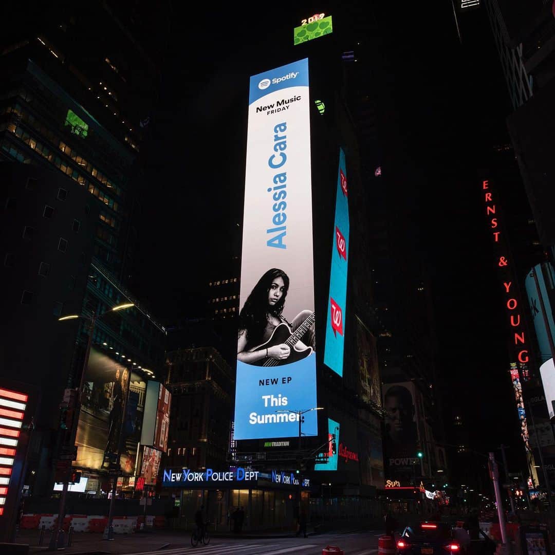 アレッシア･カーラさんのインスタグラム写真 - (アレッシア･カーラInstagram)「my big head is in Times Square!!!! thank you @spotify 🖤🖤 (photo by: @dariocproductions)」9月7日 6時45分 - alessiasmusic