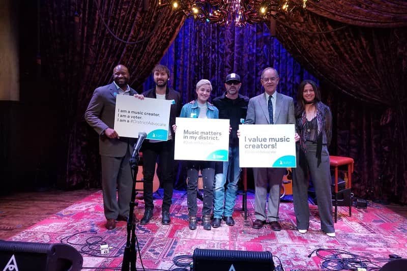 The GRAMMYsさんのインスタグラム写真 - (The GRAMMYsInstagram)「Did you know that #DistrictAdvocate day is the LARGEST grassroots advocacy movement for #music? 🙌 On October 2, for the sixth consecutive year, #RecordingAcademy members will amplify their voices across the U.S. as they meet with their congressional representatives in their local districts and fight for ALL creators' rights! 🎼 Whether you’re a #RecordingAcademy member or a music fan, view our story to learn how YOU can participate.」9月7日 6時50分 - recordingacademy