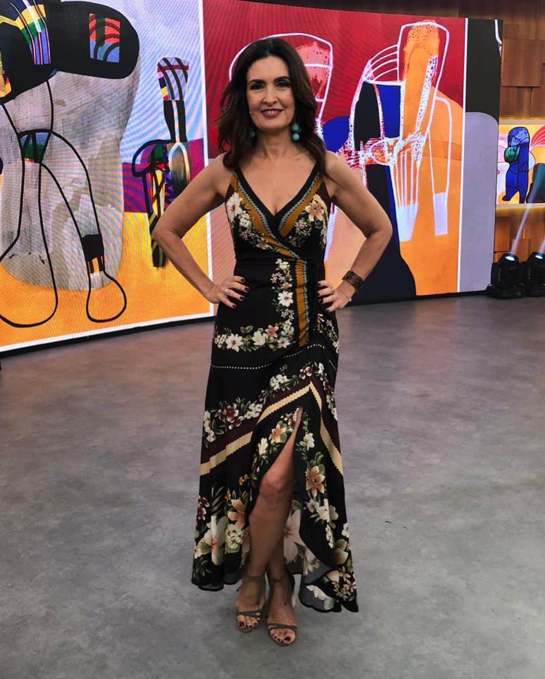ファチマ・ベルナルデスのインスタグラム：「Obrigada pela escolha do look. Eu amei! Na semana que vem, vou usar o segundo e o terceiro lugares. #sextou」