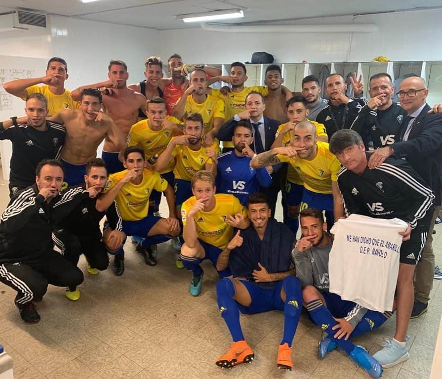アレハンドロ・フェルナンデス・イグレシアスのインスタグラム：「Cuarta victoria seguida!! Qué espectáculo de equipo! 💛💙 #Mehandichoqueelamarillo #AF8 #PorNavarrete #PorLolo #PorManoloSantander」
