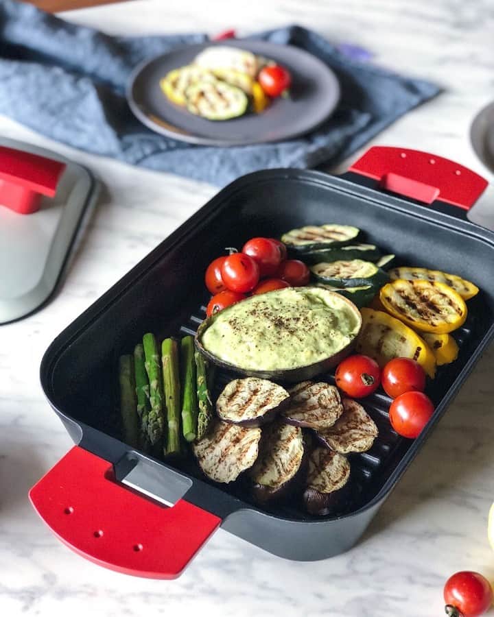UchiCookのインスタグラム：「Grilled Vegetables with Creamy Avocado Dip that comes together with less than 5 ingredients! The easiest, healthiest snack and life hack. You are going to want this avocado dip with every meal this week. 🥑🥑🥑 - Also paired with eggplant, cherry tomato, asparagus, zucchini, and yellow squash...Simply sprinkle salt and pepper and enjoy the vegetables.  Find the Steam + Grill on our website: www.uchicook.com/shop 🛒 - - - #uchicook #steamgrill #easyrecipes #fastrecipes #cookware #kitchenware #instagood #foodstagram #kitchenutensils #japanesestainlesssteel #avocadodip」