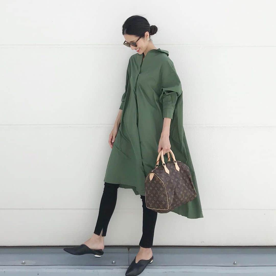のインスタグラム：「✴︎ 🍂 . . one-piece @nostalgia_jp #nostalgia shoes @manacraftshoes  leggings #uniqlo#ユニクロ bag #luisvuitton . . #fashion#coordinate#レギンス#シャツワンピ#シンプルコーデ」