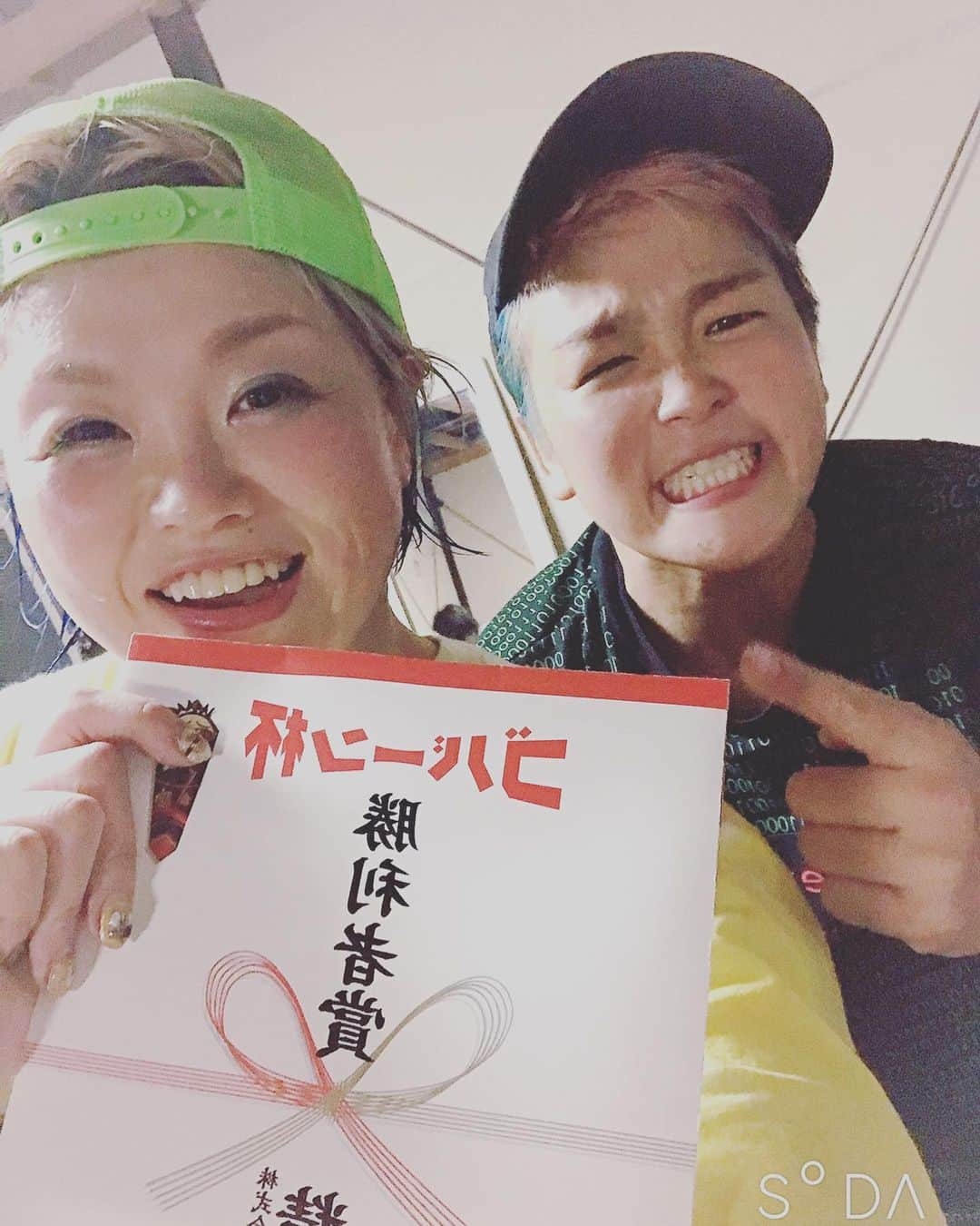 水波綾さんのインスタグラム写真 - (水波綾Instagram)「よし！ 起きれた！！ 昨日はSEAdLINNNG新木場大会ありがとうございました！  試合を通しての各選手自己主張は刺激をもらいつつも、自分もまだまだ！って思えます。  試合はこちらが勝ったのだけど正直複雑な気持ちだったり。  チャンピオンのコンディションだったり、今は心身ともに充実してる感を凄く感じたので、いつかくるであろうレジーナ戦に向けてこっちとらさらに上げてきます。  写真はナナエさんと。 勝利者賞に宝くじいただきました！ 2枚目は『LOVE&PASSION』ポーズ？だそうです！  #wavepro #SEAdLINNNG #水波綾 #ryomizunami #アニキ #高橋奈七永 #NANAETAKAHASHI #PASSION #プロレスリングWAVE」9月7日 7時35分 - mizunamiryo