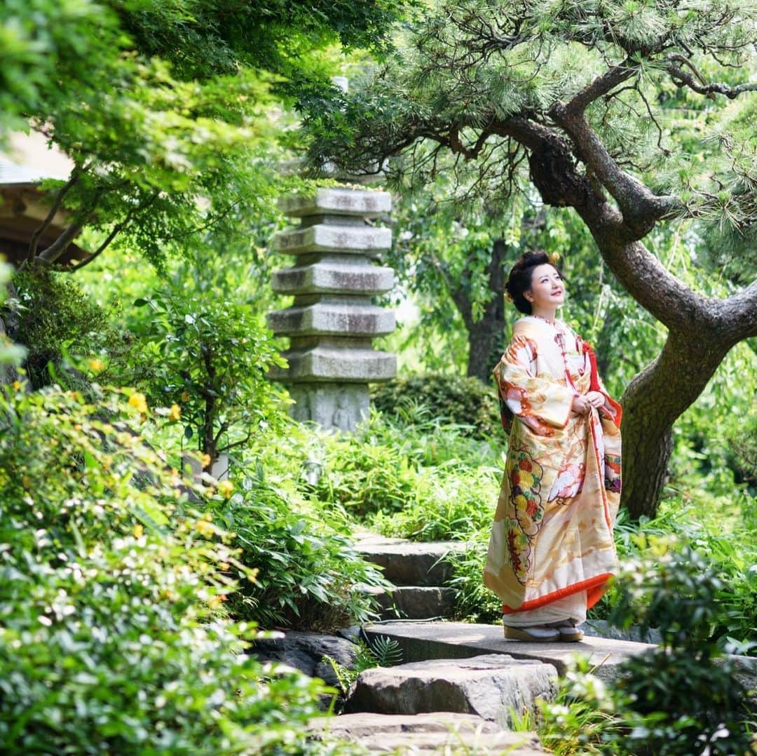 The KAMAKURA WEDDINGさんのインスタグラム写真 - (The KAMAKURA WEDDINGInstagram)「3700坪の敷地中央に位置する深緑の日本庭園。和装が映える、写真撮影にも人気な隠れ里車屋の結婚式。」9月7日 7時46分 - thekamakurawedding