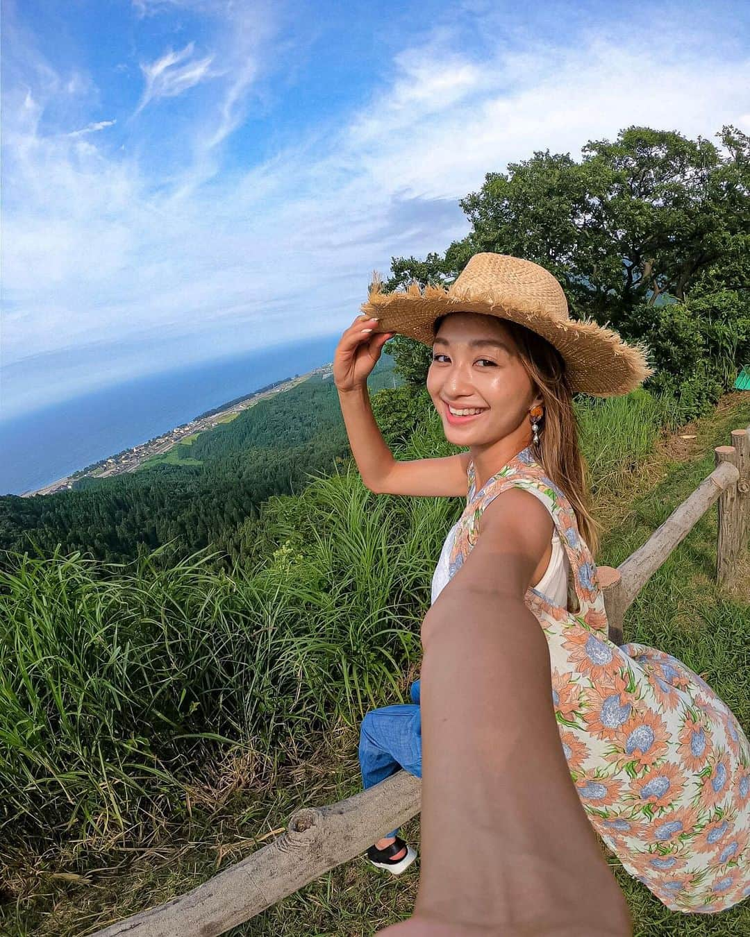 近藤あやさんのインスタグラム写真 - (近藤あやInstagram)「朝日町を見渡せる丘☺️🌈 . 来週のきとキュンは、そんな、 大好きな朝日町のPR動画を 作った回です！！ 私の仲間にも、撮影編集を 協力してもらいました🎥 映像の完成品を町の人たちに送ったら、すごく喜んでもらえた！！！！ 富山市町村ぜーんぶ作りたいくらいです！！！。。。🥺🥺🥺 放送お楽しみにです！！🌞🌞🌞 . #GoPro #ゴープロ #goprohero7  #gopro片手にどこへでも @goprojp  @kitoqun」9月7日 7時58分 - doraemontoaya