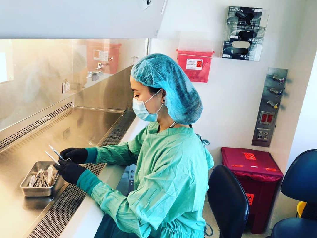 ミコ・フォガティのインスタグラム：「So lucky to be able to research at UCSF working on therapeutic agents to combat brain tumors! 🧠✨💪🏼 Photo credits to @chloeveltman @kqed」