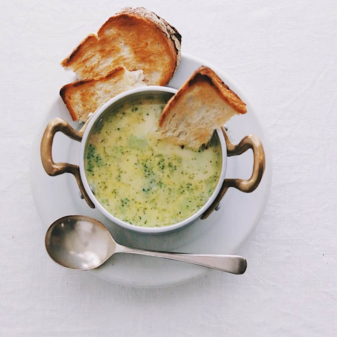 樋口正樹さんのインスタグラム写真 - (樋口正樹Instagram)「Soup & Bread . 朝食にスープとパン。 ブロッコリーを具に、 ベジタブルブロスと 豆乳仕立てのスープ。 トースト浸しながら。 . . #ブロッコリースープ #朝スープ #ひたパン #スープ生活 #野菜スープ #ベジタブルブロス #石窯パン #石窯イギリスパン #タカキベーカリー #broccoli #vegetablesoup #Ballarini_jp #soupandbread」9月7日 7時51分 - higuccini