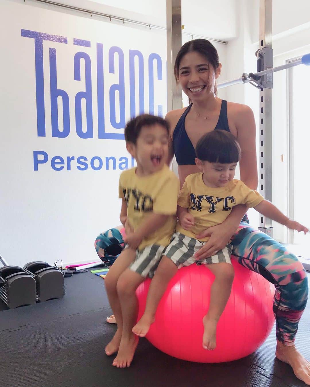 齋藤美波のインスタグラム：「💪🏾🔥🏋🏽‍♀️ 先日のwork out！！ ・ 今回は子連れ👦🏻👦🏻 どーなるかと思ったけど 横のお部屋にキッズスペースが あるおかげでだいぶ助かりました。 うちの子はそこだけに収まらず 他の部屋行ったり来たり...🤦🏽‍♀️ それでも My teacherの @takuishida_ さんは何も言わず ニコニコ👏🏽👏🏽 #感謝 うるさくて本当ごめんなさい🙇🏽‍♀️ 子供達からのママカッコいー！ ママ頑張れー！！ が、やる気の源にもなったから 子連れもありかも？笑 とにかく心の広いteacherのおかげで 集中出来ました！！ ・ 動画に載せてないメニューも たくさんあるんだけど、 今回のメニュー 私的に結構追い込む感じ好き♥️ ・ 気になってるところが効いてるのが すごいわかるし、気持ちいい 辛さで疲れで幸せ感じるわ🤣←ドMか ただ、動画で見る自分の体のだらしなさにだいぶショックを受けました... 思ってた以上にたるんでたよ。笑 ・ 1週間に一回じゃ物足りないくらい すぐ行きたい。笑 今回もまた次の日から筋肉痛♥️ #最高 ・ 子連れ母ちゃん全然問題なし！ これからキッズスペースに テレビやおもちゃをもっと 増やしていってくれるそう😌 湘南のママどおですか？ おススメです🔥 ・ 藤沢二号店、新宿店が、 9月にオープンするから まだまだ会員募集してるみたい！ 私の周りの友達も通い始めてるし みんなやる気満々🤣🔥 来年の夏までにコツコツと 頑張ろうと決めた。笑 あとkeepも大事だから無理なくな トレーニングを続けようと思ってるよん！ ・ ・ #tbalancn#gym#trener#workout#hipup#fitness#fitnessgirl#bodymake #パーソナルジム #筋トレ #筋トレ女子 #フィットネス女子 #ワークアウト #フィットネス #ボディメイク #ヒップアップ #美尻 #美脚 #子連れジム#子連れ」