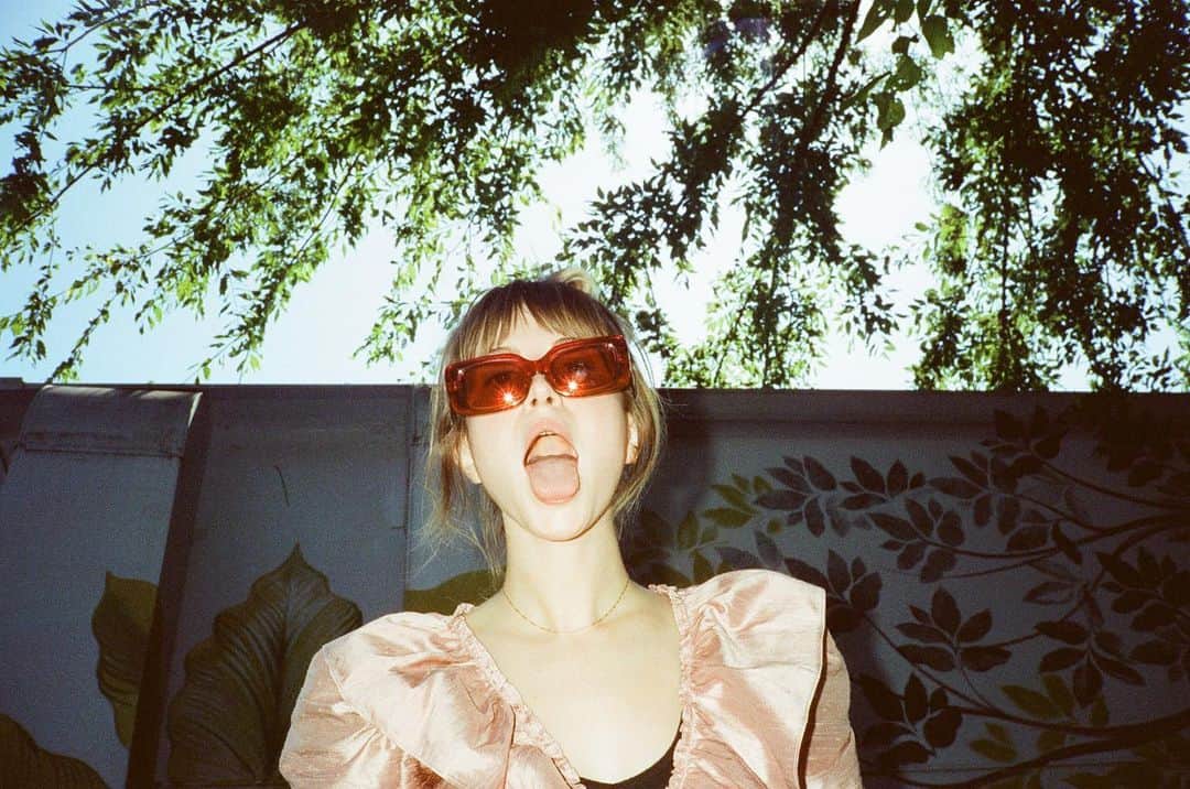 Paramoreのインスタグラム：「Paramore x @crapeyewear. SOLD OUT! 📸: @zacfarro」