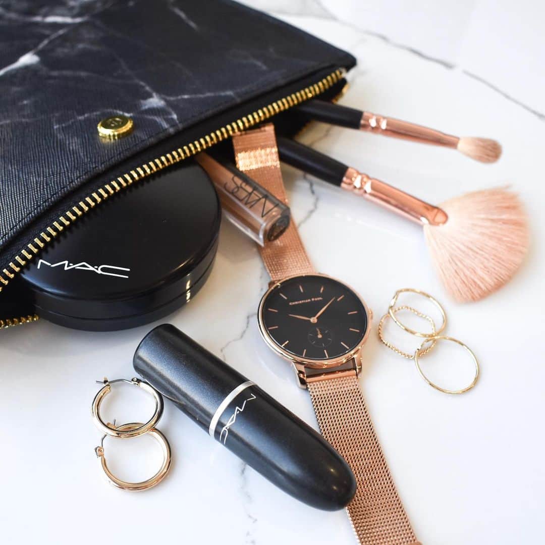 Christian Paulさんのインスタグラム写真 - (Christian PaulInstagram)「▪️ Weekend Essentials ▪️ Featuring our Sybil timepiece & marble leather pouch.  #rosegold #makeup #maccosmetics #accessories #weekendmood #fashion #styleinspo」9月7日 8時01分 - christianpaulwatches
