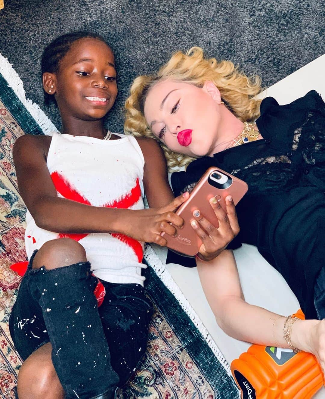 マドンナさんのインスタグラム写真 - (マドンナInstagram)「Backstage kisses for courage before run-thru 💋💋💋. .................... #madamex #estere #rehearsals #bam」9月7日 8時02分 - madonna