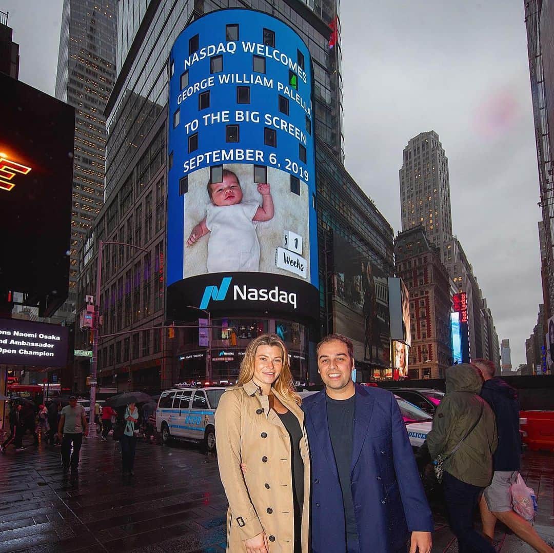 サマンサ・フープスさんのインスタグラム写真 - (サマンサ・フープスInstagram)「Honored to see my boss baby on the @nasdaq big screen in Time Square! Thank you so much @saxej for the honor & for the parenting tips! 👑 #Nasdaq #HelbizIPO #Helbiz」9月7日 8時05分 - samanthahoopes