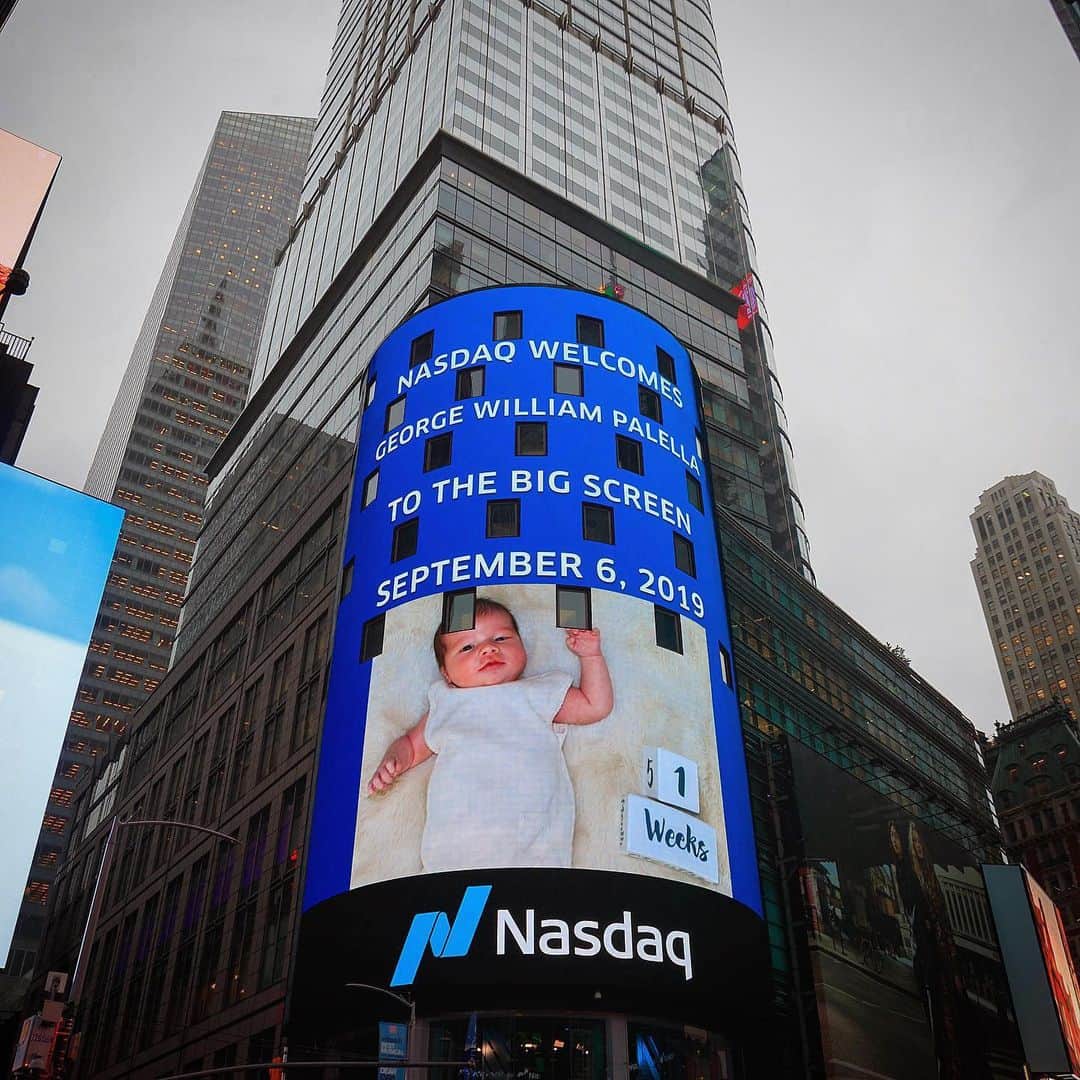 サマンサ・フープスさんのインスタグラム写真 - (サマンサ・フープスInstagram)「Honored to see my boss baby on the @nasdaq big screen in Time Square! Thank you so much @saxej for the honor & for the parenting tips! 👑 #Nasdaq #HelbizIPO #Helbiz」9月7日 8時05分 - samanthahoopes