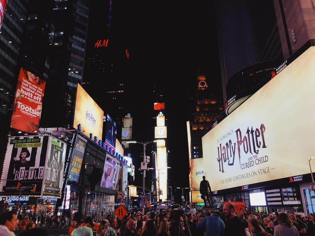 リン・マニュエル・ミランダさんのインスタグラム写真 - (リン・マニュエル・ミランダInstagram)「Harry Potter Times Square TAKEOVER ⚡️⚡️⚡️ #cursedchildnyc #harrypotter」9月7日 8時09分 - brookebway