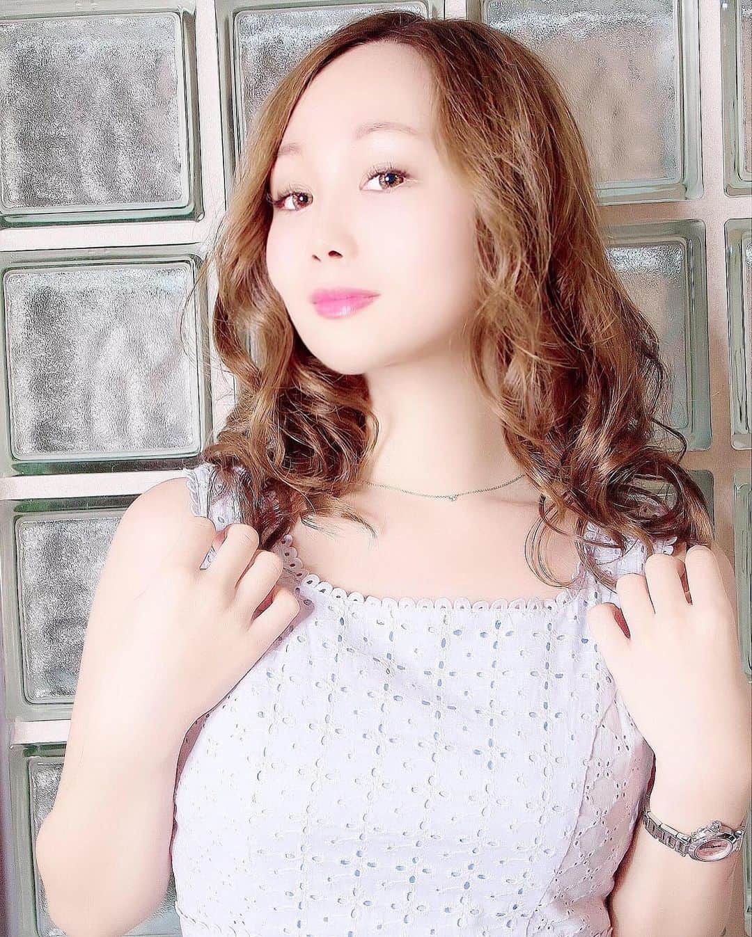 千咲まりさんのインスタグラム写真 - (千咲まりInstagram)「. ちなみにこちらカビハウスで撮影して頂いた写真です。  カビハウスグラビアです。笑 . 自宅取材時にせっかくなので数枚撮って頂きました。 . コンクリート打ちっぱなしとブロックガラスが良い雰囲気を演出していますね。 . 本当に取材に来られた記者さんやスタッフやマネージャーさんも声を揃えておっしゃっていました。  本当に外観もお洒落で海外のリゾート地に来た気分。渋谷新宿も10分圏内で駅からもわりと近く カビや水が侵入したりさえ無ければ本当に この広さの割には安くて良い物件なのにって。 . 昼間でも凄く暗く電気を付けないと生活が難しい 部屋なので、愛用している撮影用のライトをつけて更にストロボも炊いて撮影しております。 . ただ時間が経過する事に ずっと咳をしていたり喉の痛みを訴える方や 頭の痛みや寒気を訴える方も居ました。 . 門楼がベッドを置いている足元辺りの場所が なんだか嫌だと言う方が居てマネージャーが 隣で調べていると鬼門でした。 (住んで一番にカビが生えた場所でした。) . 以前から霊感のある母からもベッドの場所を変えろと何度も言われていました。 . そして玄関の壁から虫が出てくる場所も なんと鬼門だったそうです。 . マネージャーさんが土地を調べていると ある事が発覚… . これ以上書いてしまうとネタバレになってしまうかもしれないので記事が出るまでもうしばらくお待ち下さいね。 . 早く環境を変えてお仕事に集中したいです。  #SPA #カビハウス #ジャパンドリーム #門楼まりりん #門楼まりりんラスト #千咲まり」9月7日 8時51分 - marilyn_ooguikoakuma