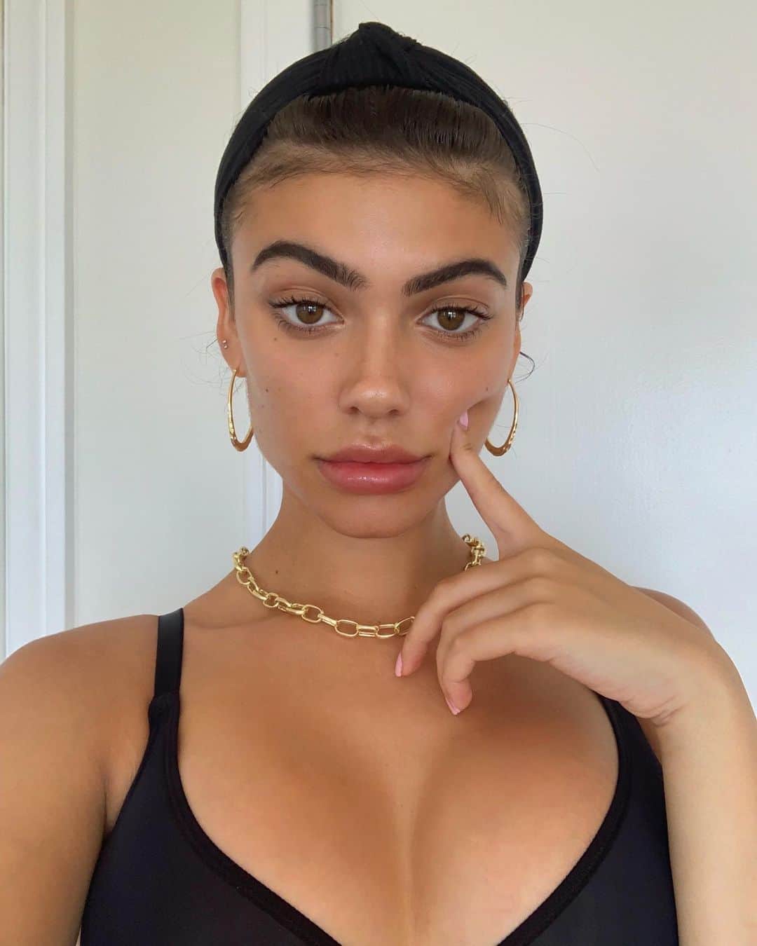 ケルシーのインスタグラム：「baby hairs goin crazy」