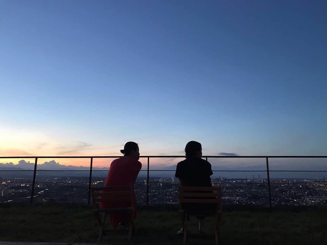 のインスタグラム：「昨日は、ゆりちゃんが遊びにきてくれました^ ^！💕 あーでもない、こーでもないと話ししながら、ゆっくり寛いで楽しかった！ 疲れていた身体が、ゆりちゃんに癒されました！❤️ 会いにきてくれたの嬉しかったーーー！ また、いつでも来てね🥰🥰🥰 #夕日 #友達 #団欒」