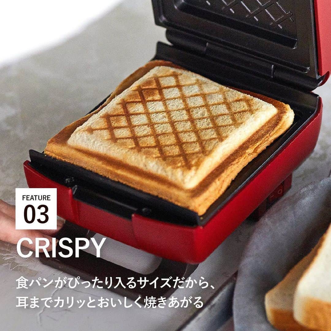 récolteレコルトさんのインスタグラム写真 - (récolteレコルトInstagram)「. ✨  新製品情報 ✨ 今月より順次発売しているレコルトのホットサンドメーカー、「プレスサンドメーカー プラッド」💕 今回は［プラッド］の特徴をご紹介します❣️ . 1️⃣大きめの具材もしっかりサンド❗️ プレートが深いので、6枚切りの食パンでメンチカツだってサンドできます🙆‍♂️ 2️⃣予熱後約2分半で出来上がり❗️ 焼き上がりが早いので、忙しい朝もほかほかのホットサンドが食べられます🙆‍♀️ 3️⃣耳までカリッと❗️ 市販の食パンにぴったりのサイズなので、耳を切り落とさなくてもOK🙆‍♂️ 4️⃣食パンだけじゃない❗️ バゲットサンドやフレンチトーストも作れます🙆‍♀️ 5️⃣豪華レシピブック❗️ 書籍仕様の豪華なレシピブック付き😘監修は、料理家のエダジュンさん（@edajun）👍50レシピ・80ページのボリュームで、たのしい、おいしいホットサンドが買ったその日から作れます🙆‍♂️ . . 🍞🍞プロダクトページ公開中🍞🍞 https://recolte-jp.com/products/press-sand-maker-plaid/ . . #recolte #レコルト  #プレスサンドメーカープラッド　 #ホットサンド #ホットサンドメーカー #サンドイッチ #萌え断 #萌え断サンドイッチ #おうちごはん #食パン #料理好きな人と繋がりたい #ギフト家電 #キッチンツール #キッチングッズ #キッチン家電」9月7日 9時04分 - recolte_official