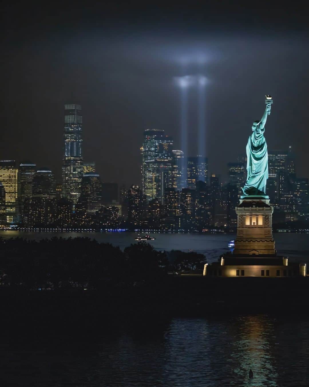 nyonairさんのインスタグラム写真 - (nyonairInstagram)「There's still time to save a seat on our Tribute In Lights: Focus Flight". This beautiful flight is in memory of those lost on 9/11 as the city of New York lights up the sky. . Click the link in our to book: http://ow.ly/qwtg50vZYU3 . . . . . . . #Thebigapple #Nycity #newyorkiloveyou #centralparkmoments #manhattanskyline #Manhattanview #nycgo #cbsnewyork #newyorkstateofmind #newyorkblogger #nycgallery #brooklynart #lowemanhattan #grandcentralterminal #empirestatebuilding #newyorkcity #photography_top #photographernyc #photographeroftheday #photographylovers #ny1pic #brooklynbridgepark #thebigapplewestside #newyorkexplored #nycprimeshot #complex #NYONStudio」9月7日 9時04分 - nyonair
