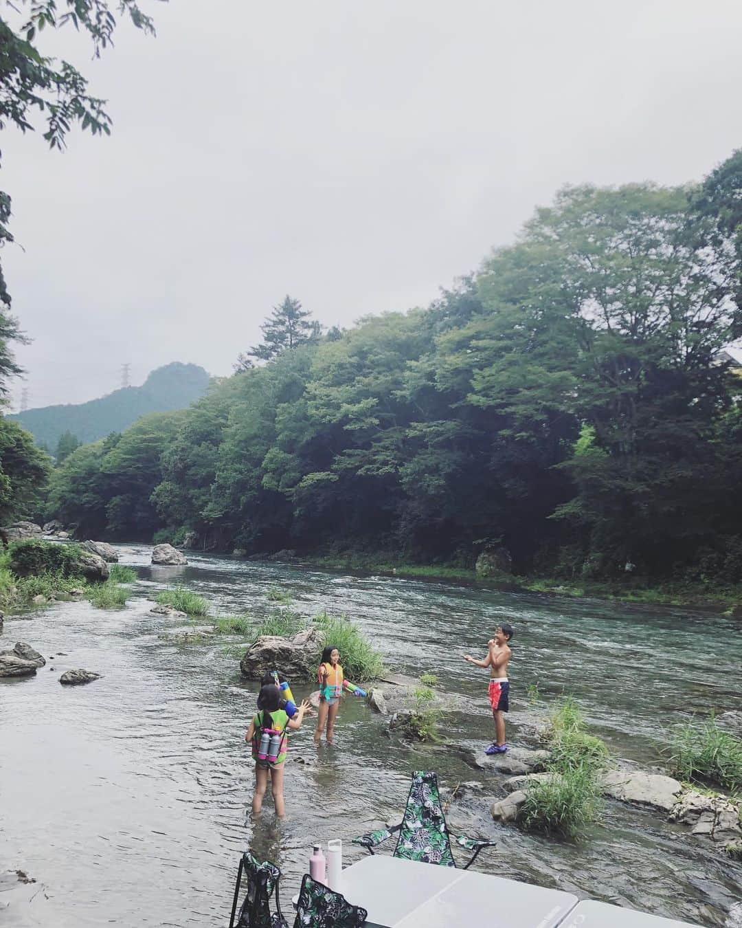 簑島三佳さんのインスタグラム写真 - (簑島三佳Instagram)「8.22 夏の思い出 秋川でバーベキュー  残念ながら晴れなくて川めちゃくちゃ冷たいのに子供達はずっとはしゃいでた  みんなで遊ぶの本当楽しい♡ 晴れの日にリベンジしたいわー！  #秋川渓谷 #リバーティオ #アブパニック #瀬音の湯 #車内爆笑の嵐  #アブパニック」9月7日 9時15分 - minoshimamika