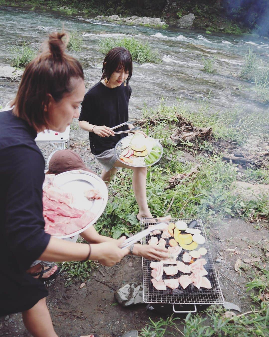 簑島三佳さんのインスタグラム写真 - (簑島三佳Instagram)「8.22 夏の思い出 秋川でバーベキュー  残念ながら晴れなくて川めちゃくちゃ冷たいのに子供達はずっとはしゃいでた  みんなで遊ぶの本当楽しい♡ 晴れの日にリベンジしたいわー！  #秋川渓谷 #リバーティオ #アブパニック #瀬音の湯 #車内爆笑の嵐  #アブパニック」9月7日 9時15分 - minoshimamika