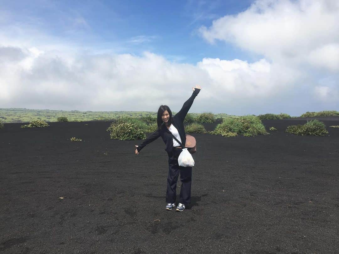 やながわみほのインスタグラム：「伊豆大島へ撮影に行ってきました❗️初めての伊豆大島、とっても癒されたー( *´艸｀)✨ 空が広ーい！ #伊豆大島 #ロケ」