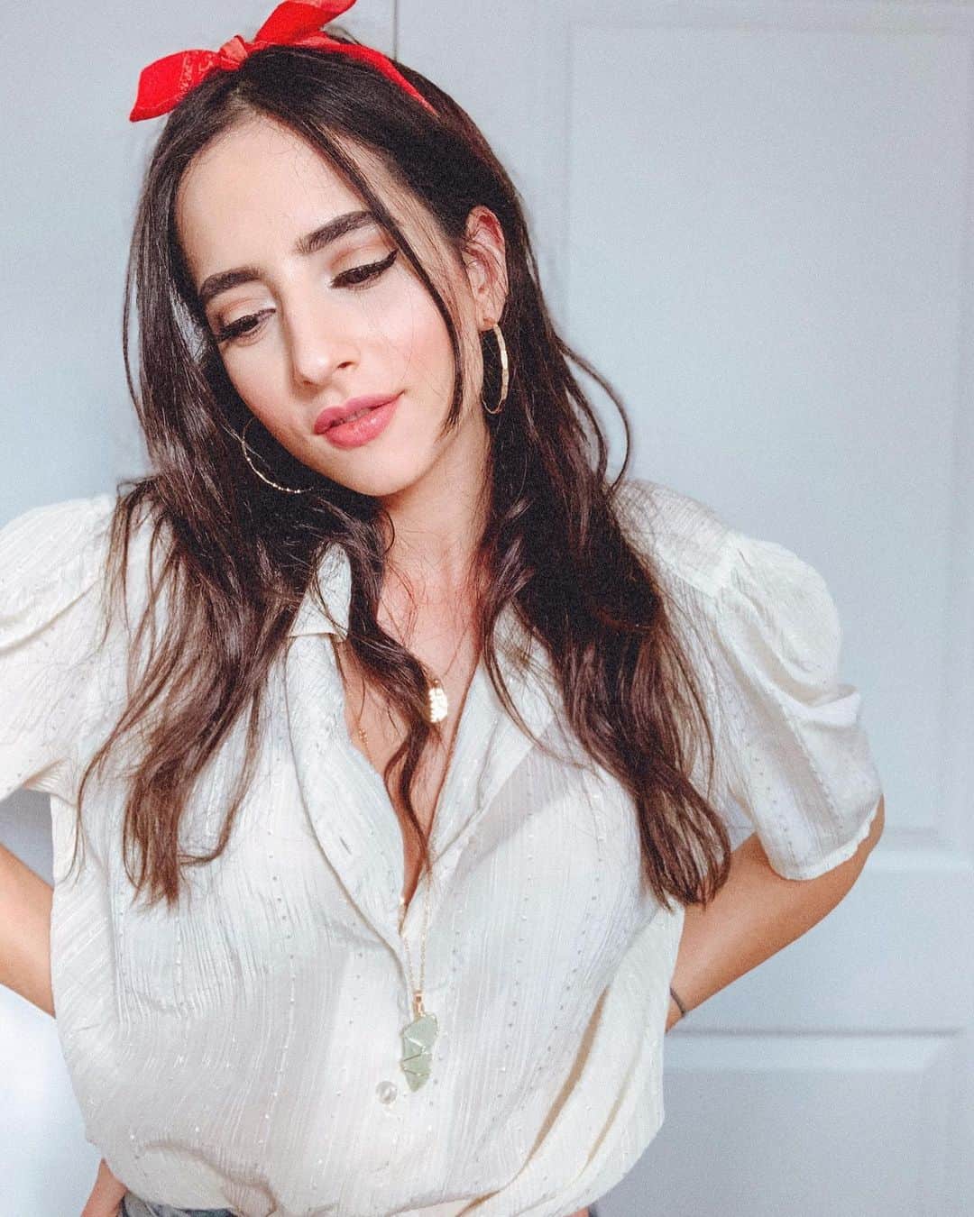 Sarah Ramadanのインスタグラム：「OHHHHH I FALL APART. but then I get right back up 🤠 all srsness I love @postmalone and it’s friday so i’m celebrating with music 💜✨:)」